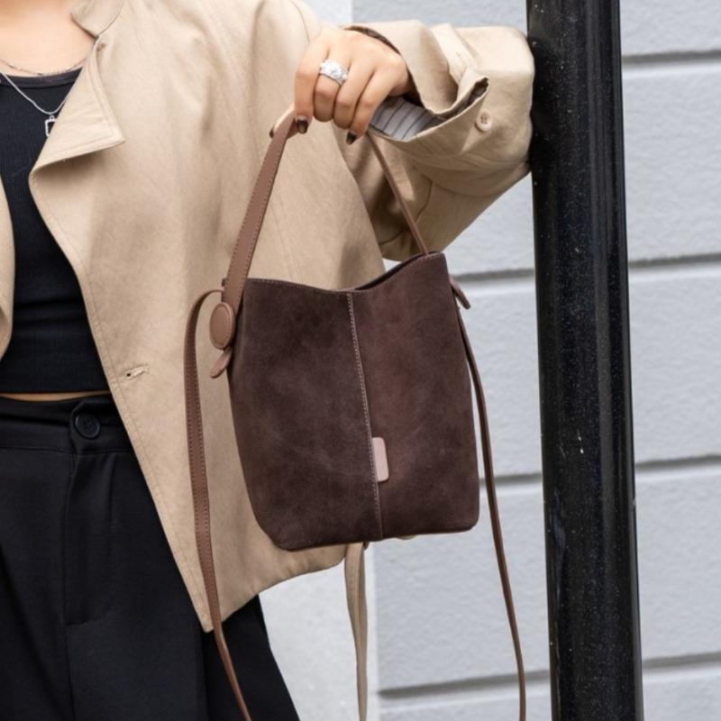 A Trendy Genuine Leather Bag, A Casual Single-shoulder, Crossbody, Hand-held Bucket Bag