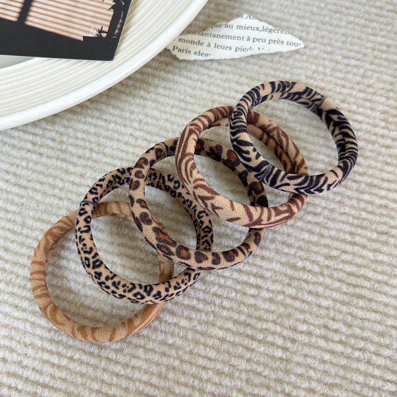

Leopard Print Elastic Hair Tie - Minimalist, Non-Damaging, Versatile Bun Holder