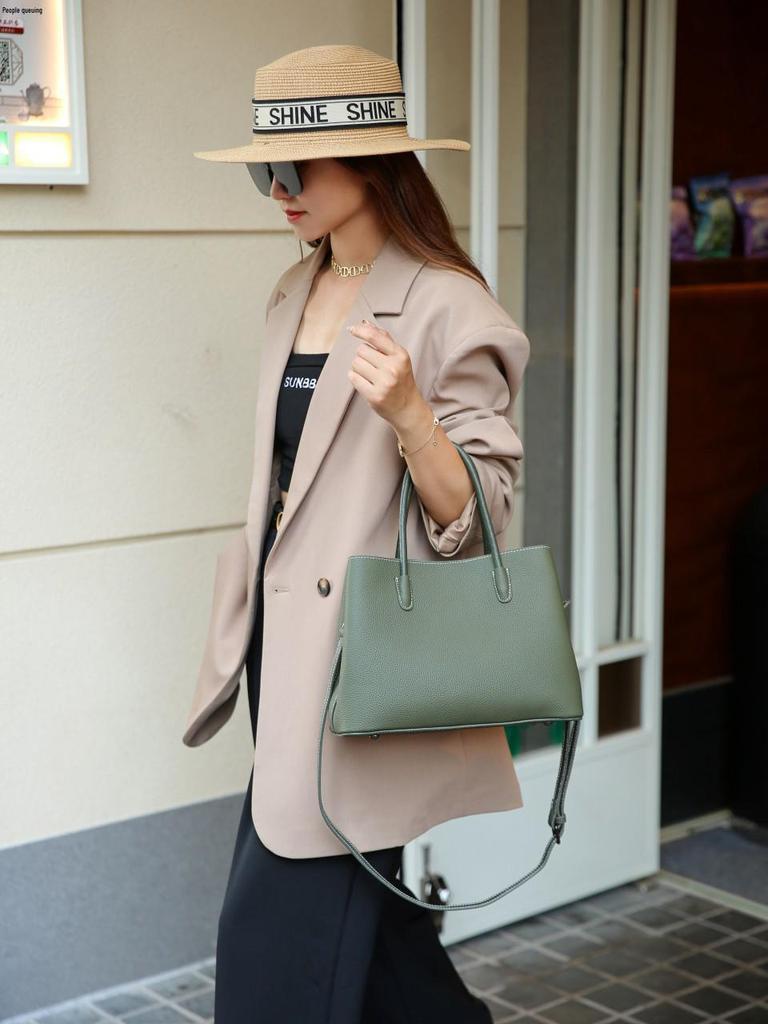 2025 Women's High-End Genuine Leather Shoulder, Handbag, and Crossbody Bag - Large Capacity, Luxurious Cowhide Commuter Design.