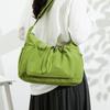 Stilvolle Damen Crossbody-Tasche mit Zugband Modische Umhängetasche mit sicherem Reißverschluss & dekorativem Anhänger