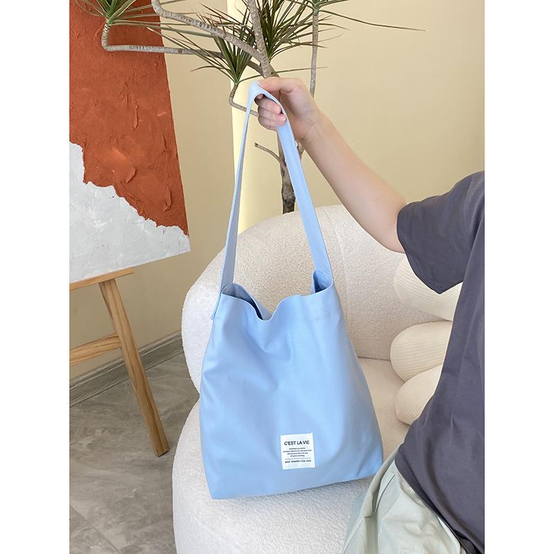 

Холщовая сумка цвета ириски, студенческая наплечная сумка и женское отделение с большой вместимостью.