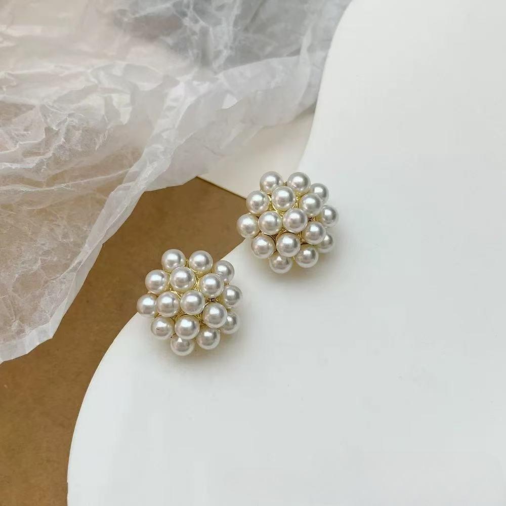 Pendientes de perlas de alta gama de moda Pendientes retro de nicho francés de lujo ligero Pendientes de perlas simples y versátiles para mujer