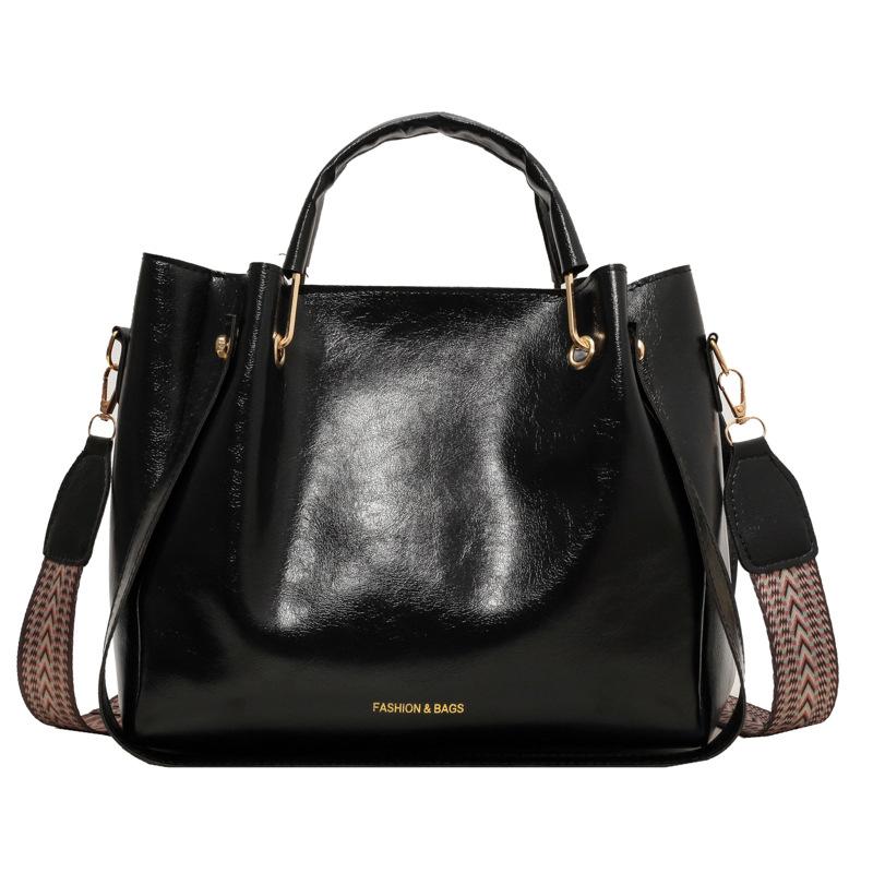 Korean version of fashionable large-capacity handbag women's 2025 new winter leisure commuting shoulder bag foreign style messenger bag