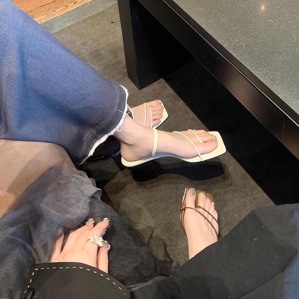 Schaffell Französische dünne Riemen Sandalen mit quadratischer Spitze Damen Designgefühl High Heels Zehenfrei Temperament Kitten und coole Hausschuhe