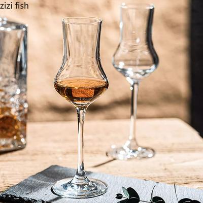 Priehľadný sklenený pohár špeciálneho tvaru Kreatívny vysokonohý pohár na koktail Pohár na červené víno Pohár na whisky Reštaurácia Bar Nápojové sklo
