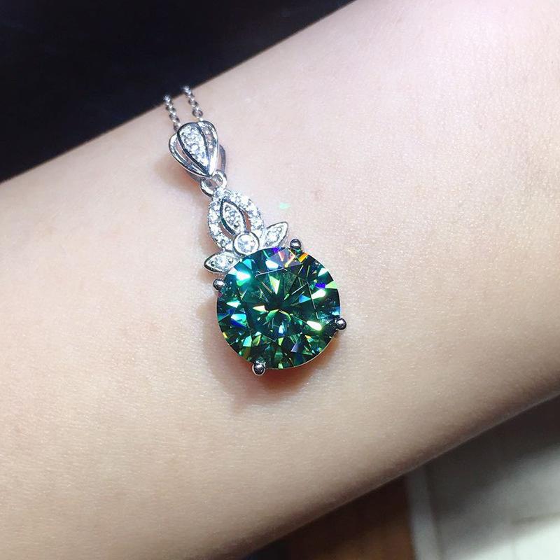 Ladies' Exquisite Inlaid Circular Cut Green Zircon Pendant Necklace, Elegant and Eye-catching Jewelry, Birthday and Anniversary Gifts
