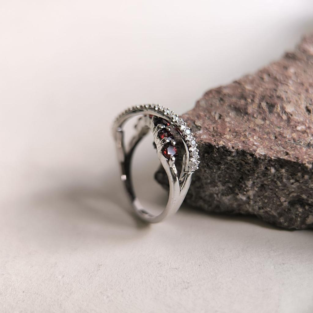 Серебряное кольцо с натуральным гранатом 1.125ct, фианитами, вес изделия 3,15 гр (2191407)