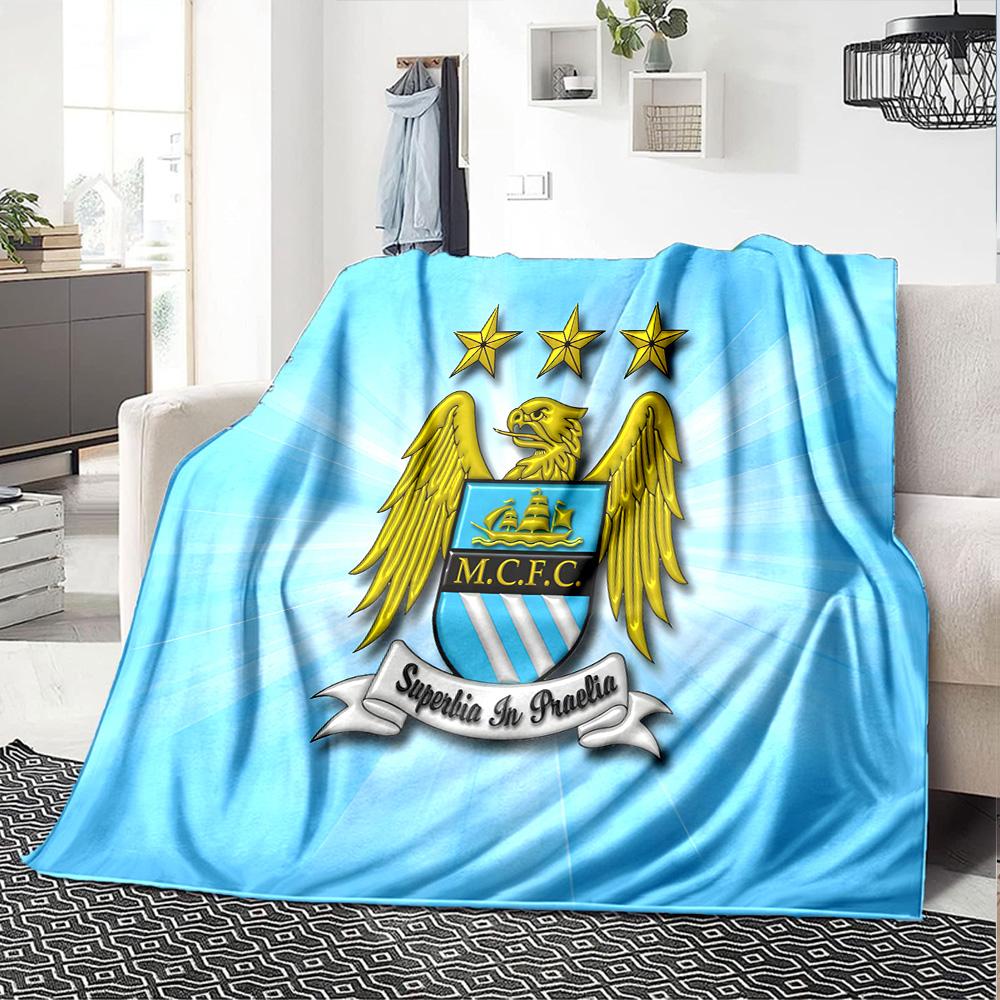 Fotbalová deka Manchester Crest z flanelu, měkký polyester, moderní design, celoroční pro kempování, cestování, dárky k svátkům nebo narozeninám