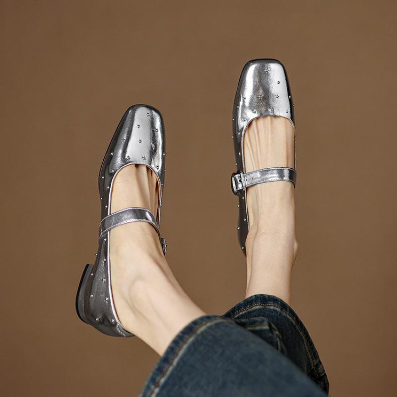 

New women s square head leather shoes women s casual solid color low heel square heel flat shoes wear Velcro women s single shoes in all seasons 33