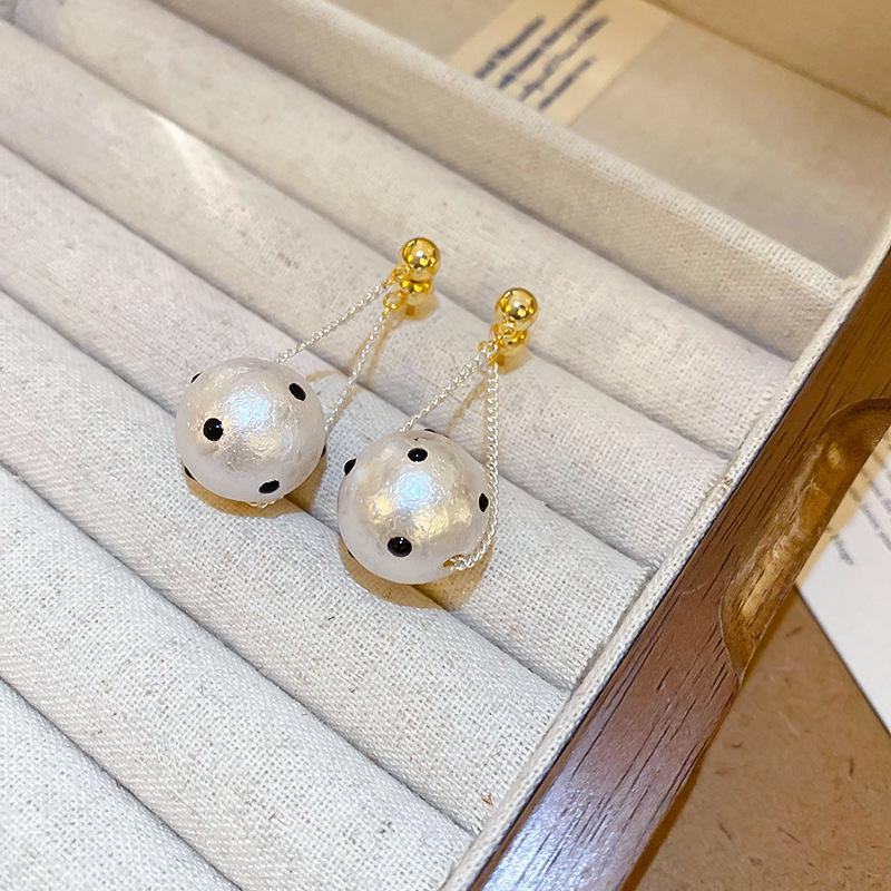Retro Polka Dot Geometric Circle Earrings - Fashionable, High-End, European & American Style for Women
