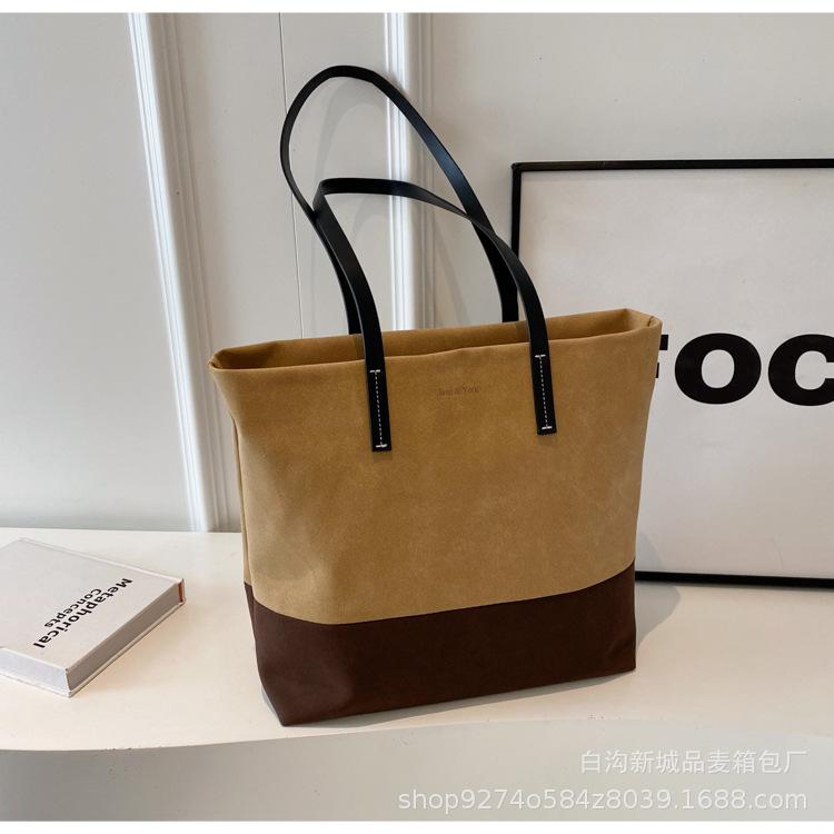 

Fashion contrasting tote bag women s 2025 new large-capacity retro commuter bag popular popular versatile shoulder bag коричневый