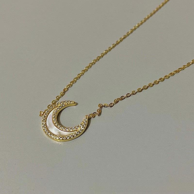 Elegant Women's Single Diamond Clavicle Necklace – Light Luxury Design with Gentle, Versatile Style for All Occasions