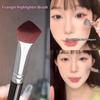 Abgewinkelter Highlighter-Pinsel für Gesichtskonturen, Foundation, Concealer, dreieckiger Foundation-Highlighter-Pinsel aus Kunsthaar