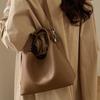 Trendy and Simple Single-shoulder Crossbody Bag for Fashionable Daily Commuting and Practical Bucket Bag