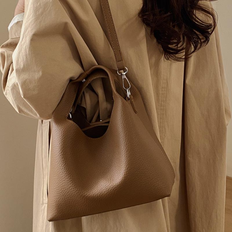 Trendy and Simple Single-shoulder Crossbody Bag for Fashionable Daily Commuting and Practical Bucket Bag
