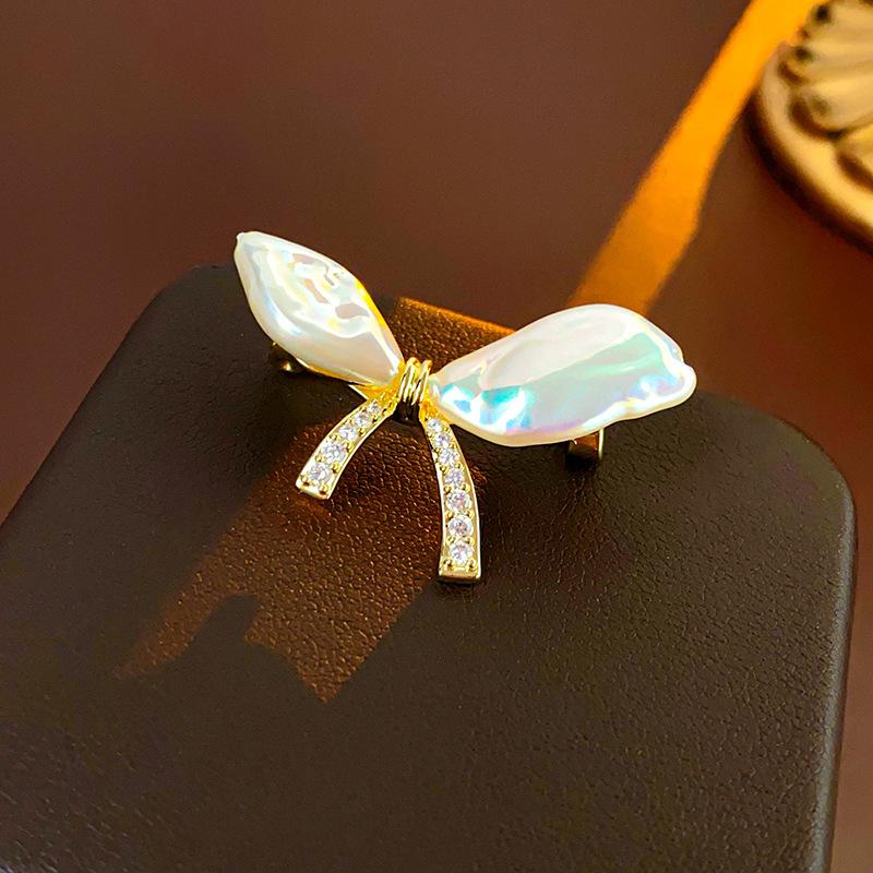 Średniowieczna Vintage Broszka z Kontrastującą Pszczołą Inkrustowana Diamentami Retro Lekki Luksus High-endowa Korsaż Wykwintne Wszechstronne Dodatki Kobiety