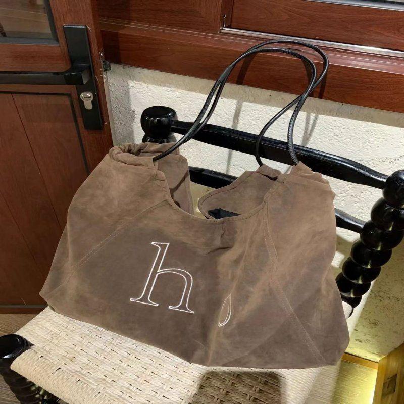 

Корейская ретро замшевая сумка-тоут женская 2025 новая осенне-зимняя большая вместительная сумка через плечо матовая сумка-подмышка для通勤 верблюд