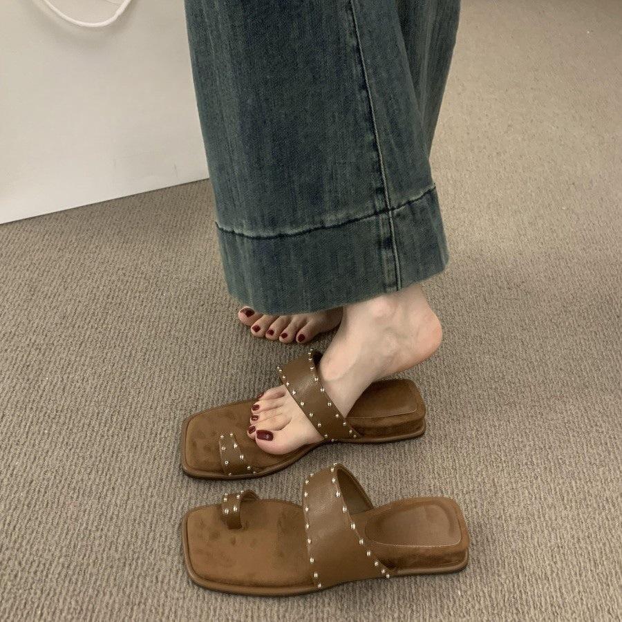 Beautiful set of toe rivets with small slope heels slippers women's summer wear seaside vacation casual beach sandals