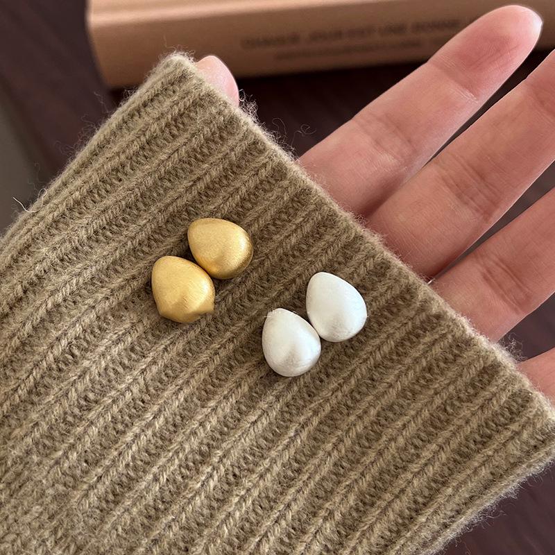 18k real gold electroplated metal brushed water drop stud earrings, simple and personalized commuter earrings, niche earrings.