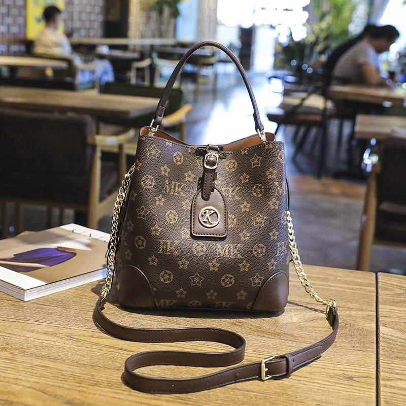 

Bag women s new trendy autumn and winter niche design high-end retro bucket messenger bag