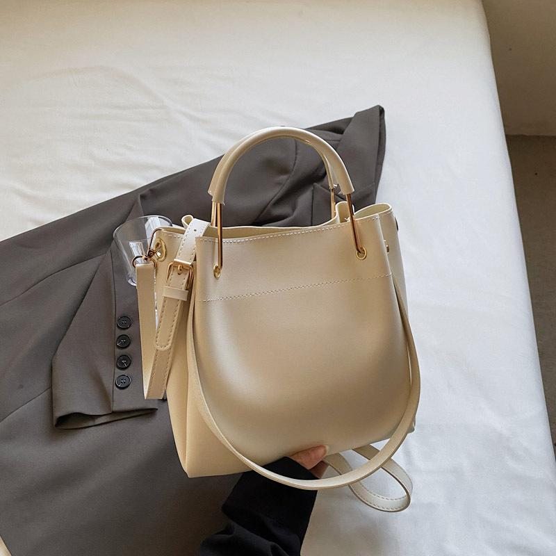 Korean Version of Premium Texture Casual Bucket Bag 2025 Spring New Niche Fashion Large-capacity Portable Messenger Bag