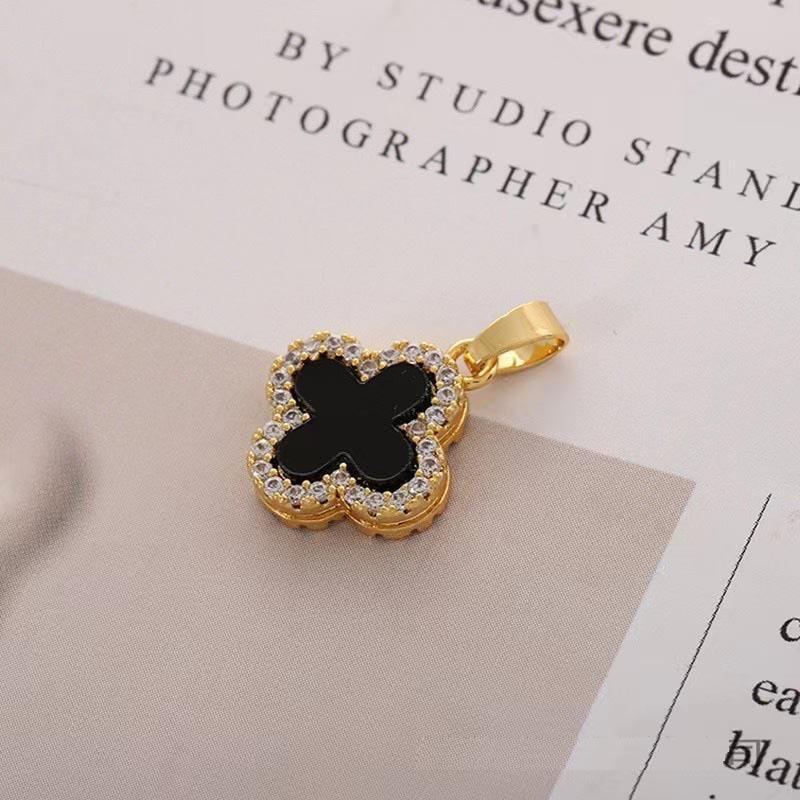 

Ожерелье Четырехлистный клевер с золотым покрытием: Элегантное, Шикарное и Долговечное Заявление Моды.