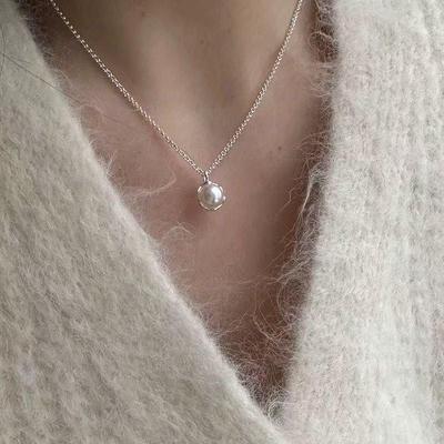 Elegant French Pearl Pendant Necklace: Versatile, Gentle, Light Luxury Clavicle Chain for Women