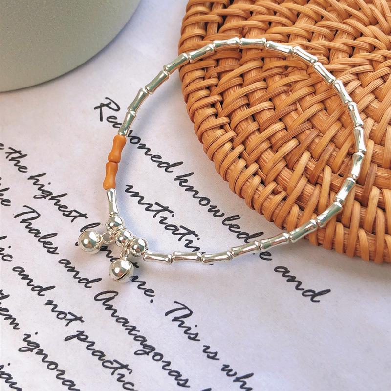 Weihnachts-Bambusglöckchen-Armband: Olivenkerndesign mit hochwertiger, schlichter Eleganz