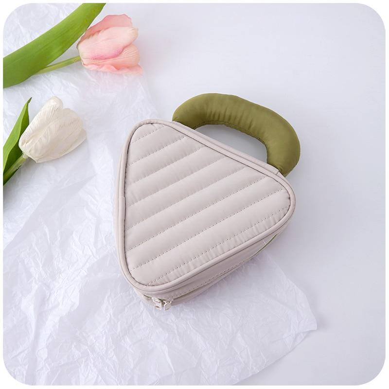 

Мини-треугольный футляр для макияжа, внешняя портативная косметичка, которую легко носить с собой, дизайнерские простые косметические держатели ярких цветов, сумки для хранения