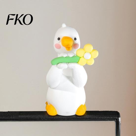 Small Space Decoration Resin Duck Decor for Desk Car Dashboard TV Monitor, Mini Colorful Figurine Figurine, Cute Holding Flower Ornament, Playful Gift