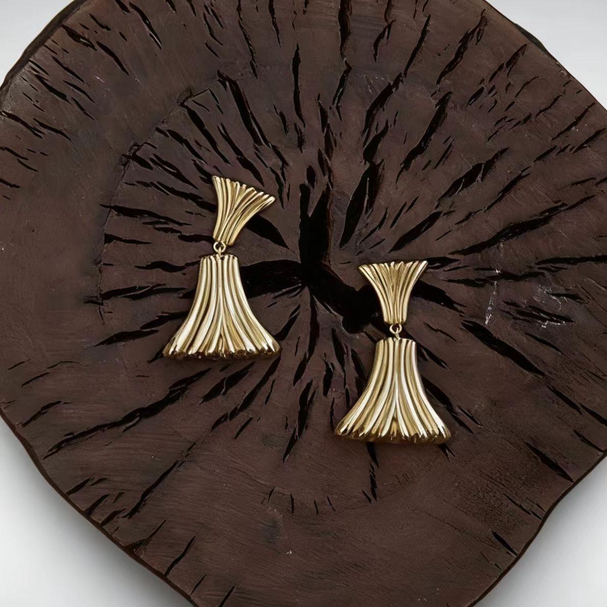 

Geometric Light Luxury S925 Silver Gold-Plated Earrings: Elegant, Minimalist Design for Women золотий