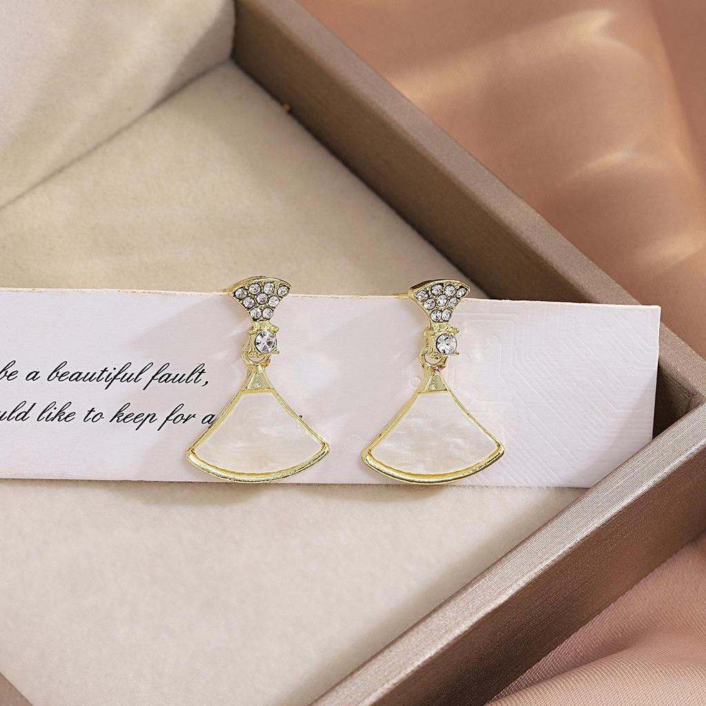 Light Luxury Silver Needle French Retro Fan-Shaped Cat's Eye Diamond Earrings for Women