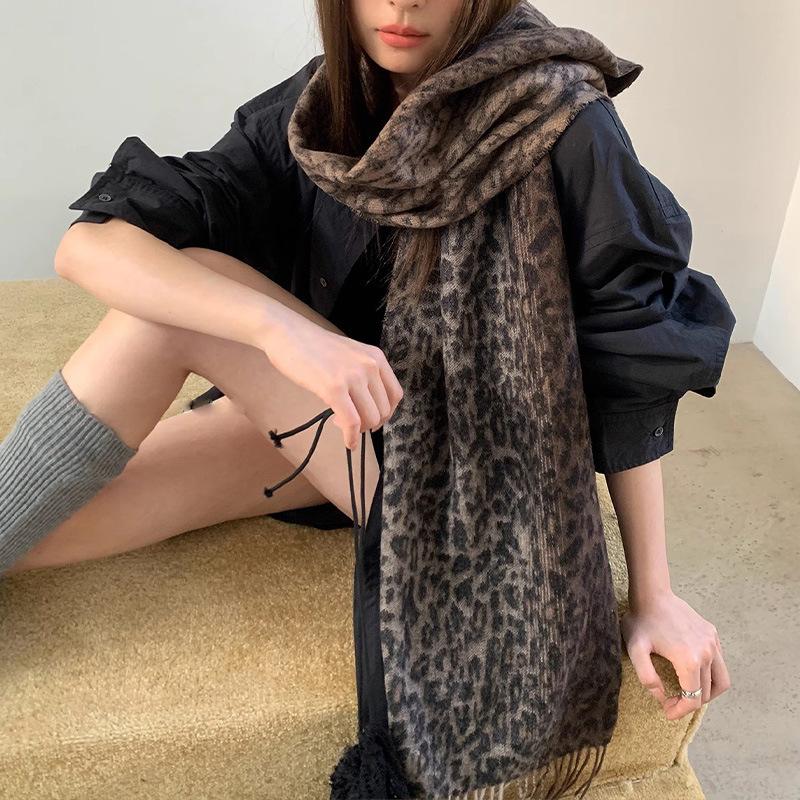 Autumn and Winter Fashionable and Versatile Retro Leopard Print Scarf for Women Winter Tassel Thickened Warm Versatile Shawl and Scarf