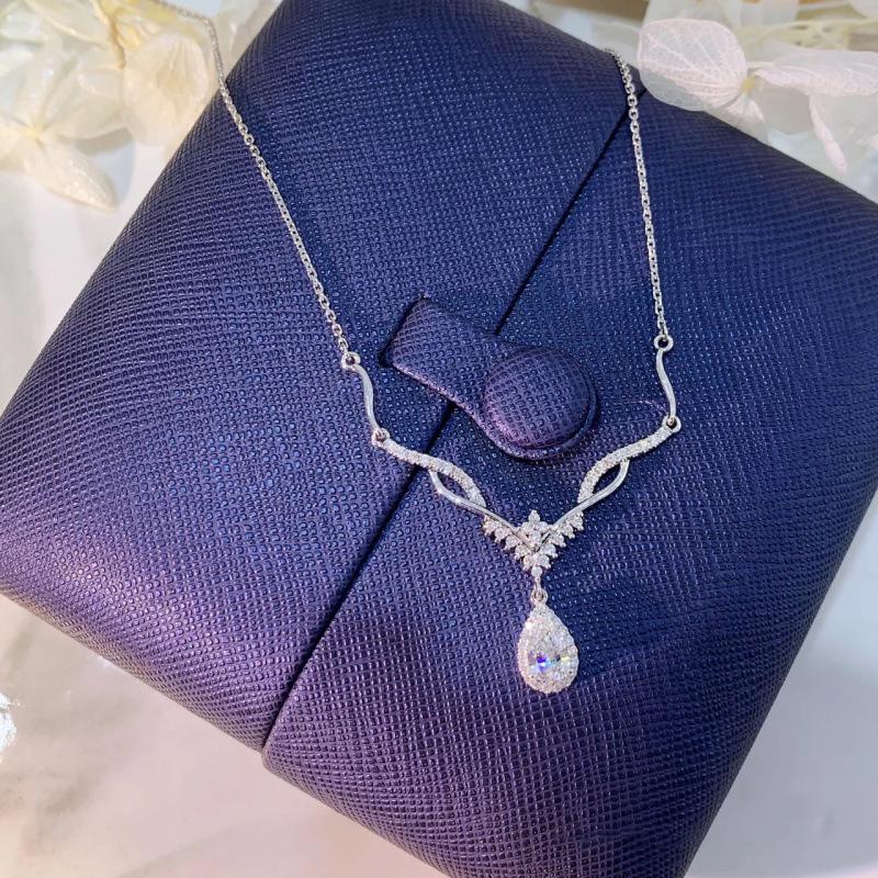 Korean Cold Style Women s Necklace: Light Luxury, Non-Fading Clavicle Chain with High-End Niche Design.