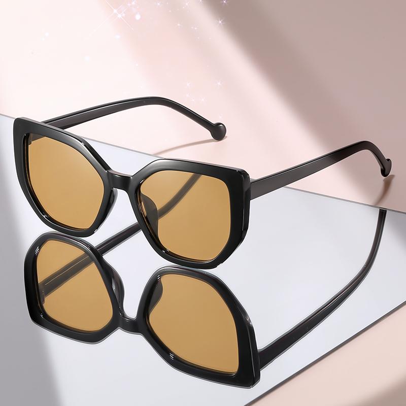 Oversized Geometric Sunglasses: Bold Retro Frames for Trendy Summer Looks & Reliable UV Protection