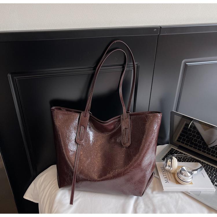 

Fashion high sense underarm bag women s 2025 new foreign style shoulder commuter bag oil wax leather large capacity tote bag темно-коричневого
