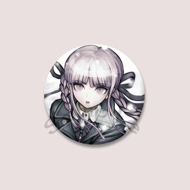 Anime Spiel Danganronpa Anstecknadeln Schwarzer Bär Kyoko Kirigiri Cartoon Cosplay Abzeichen Runde Brosche für Rucksack Tasche Zubehör Geschenk