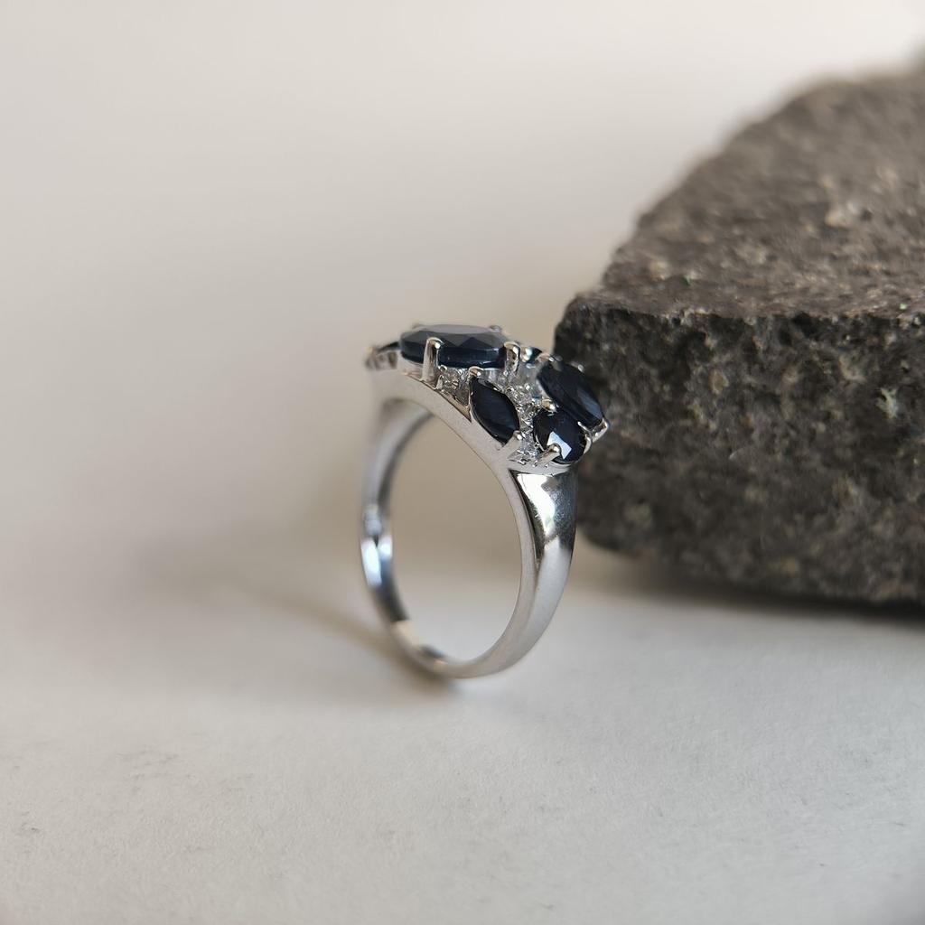 Bague en argent avec saphir naturel 3,823 ct, oxydes de zirconium, poids de l'article 4,03 g (2180937)