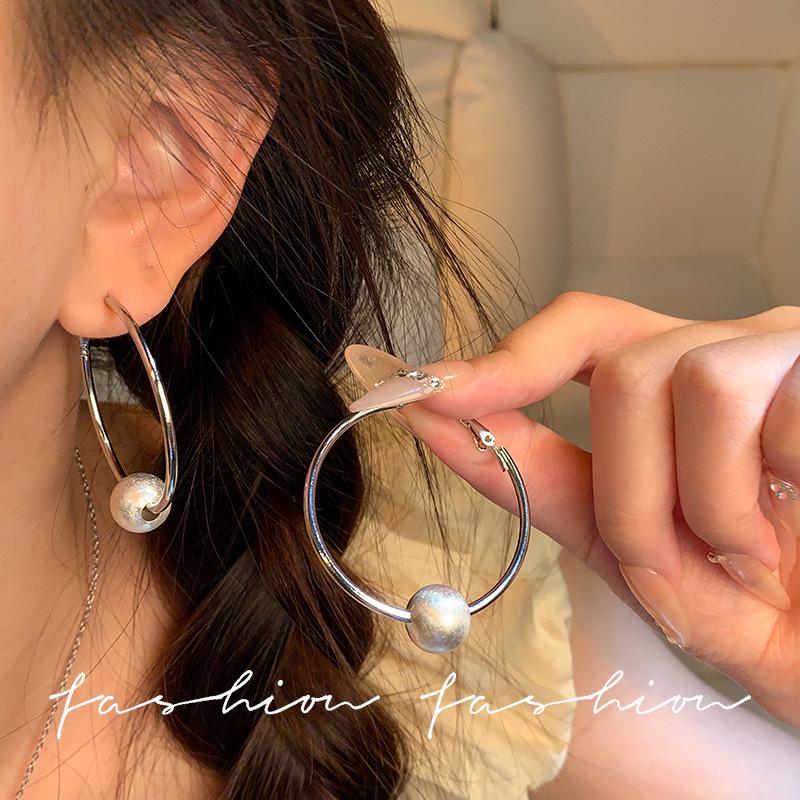 Retro Pearl Earrings for Women: INS Style, Simple, Niche Ear Studs with Silver Needle.