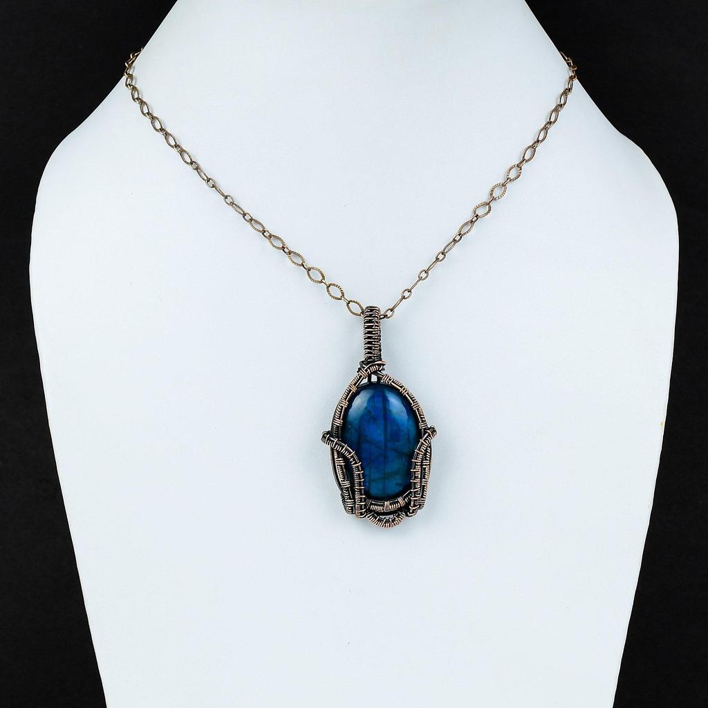 Přívěsek z modrého ohnivého labradoritu, měděný drátem omotaný přívěsek, ručně vyrobený přívěsek, jemný drahokamový přívěsek, unikátní měděný design, šperk, dárek pro ni