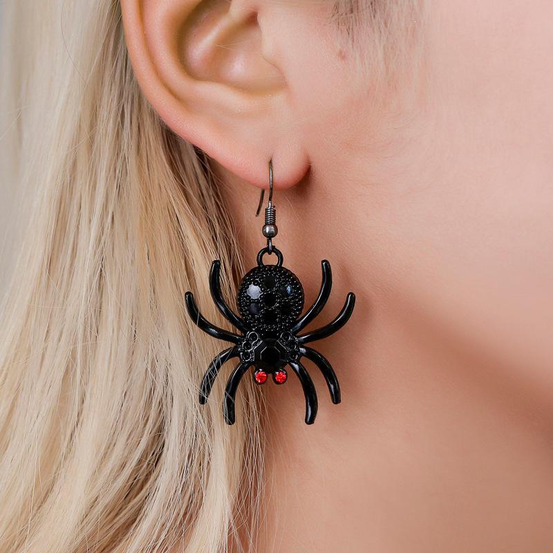 Gothic Spider Stud Earrings: Creative Animal Design for Women - Perfect for Halloween