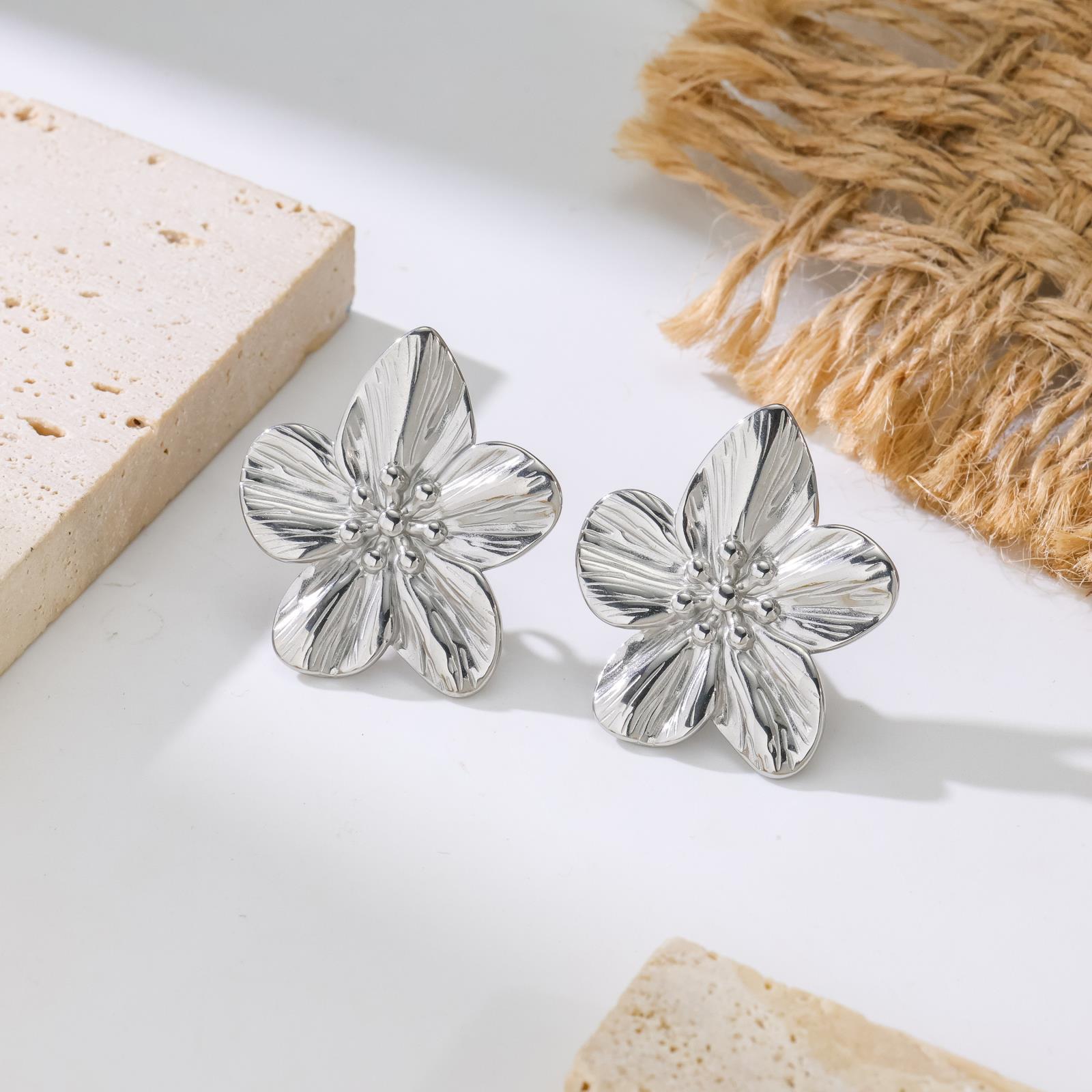

Personalized design Butterfly stud earrings Fashion temperament Titanium steel earrings Women do not fade versatile