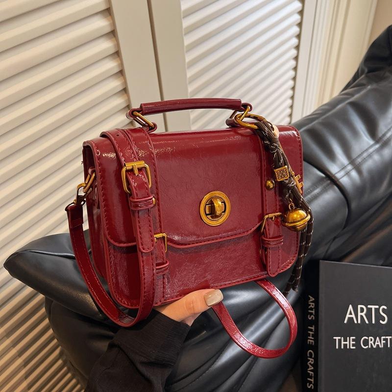 Super fire small bag women's autumn and winter versatile 2025 new retro messenger messenger bag fashionable portable Cambridge small square bag