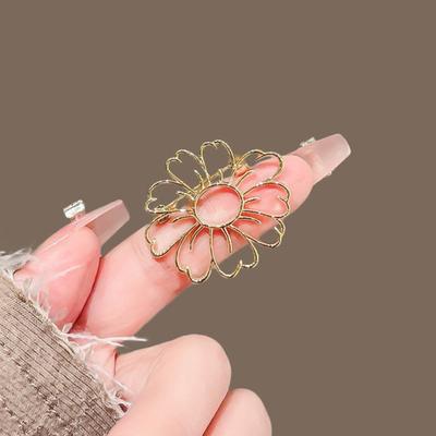 Women Brooch Smooth Surface Hollow Sun Flower Design Lapel Pin Non-Slip Buckle Scarf Badge Clothing Bags Accessories
