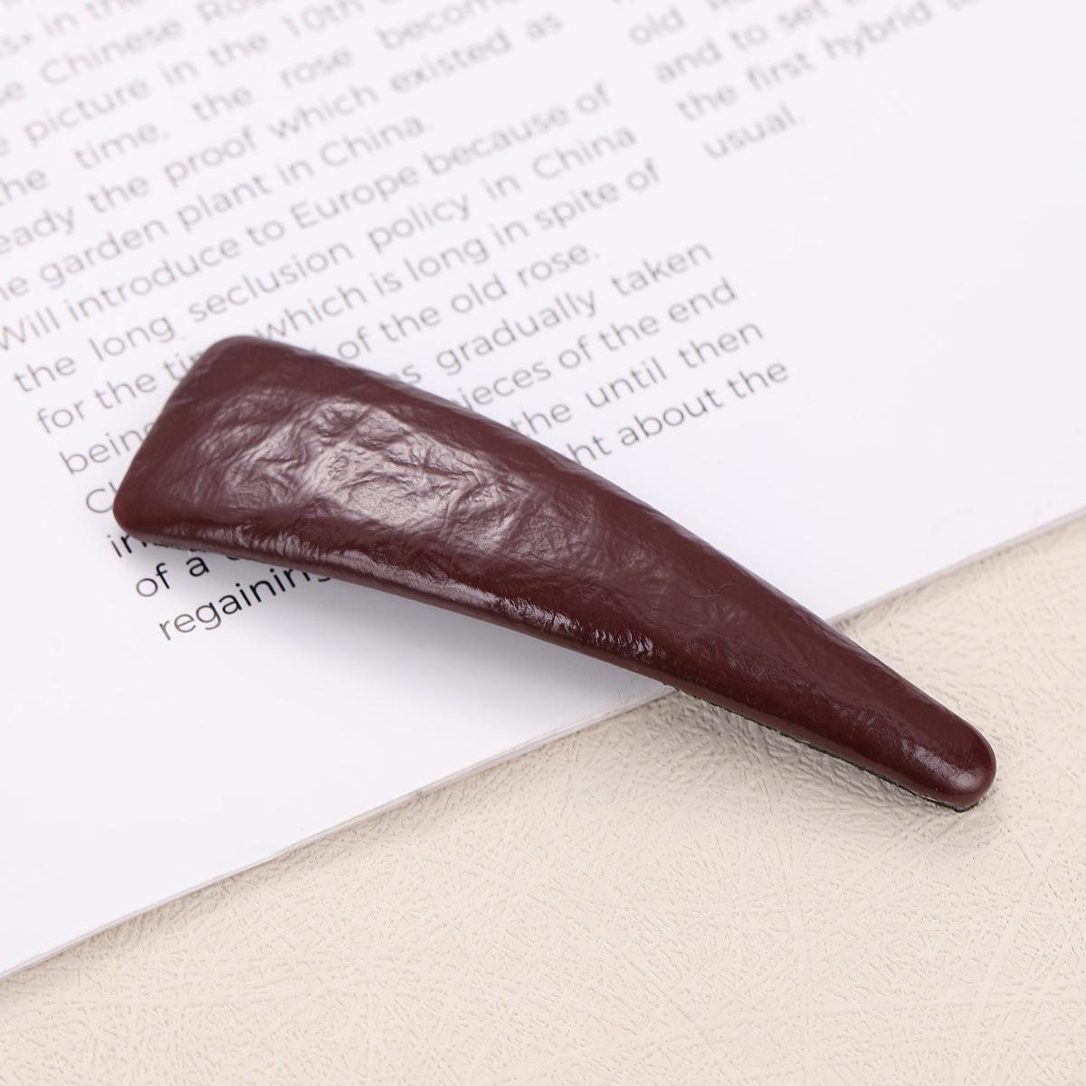 

Trendy French Leather Forehead Hair Clip for Women & Girls темно-червоний колір