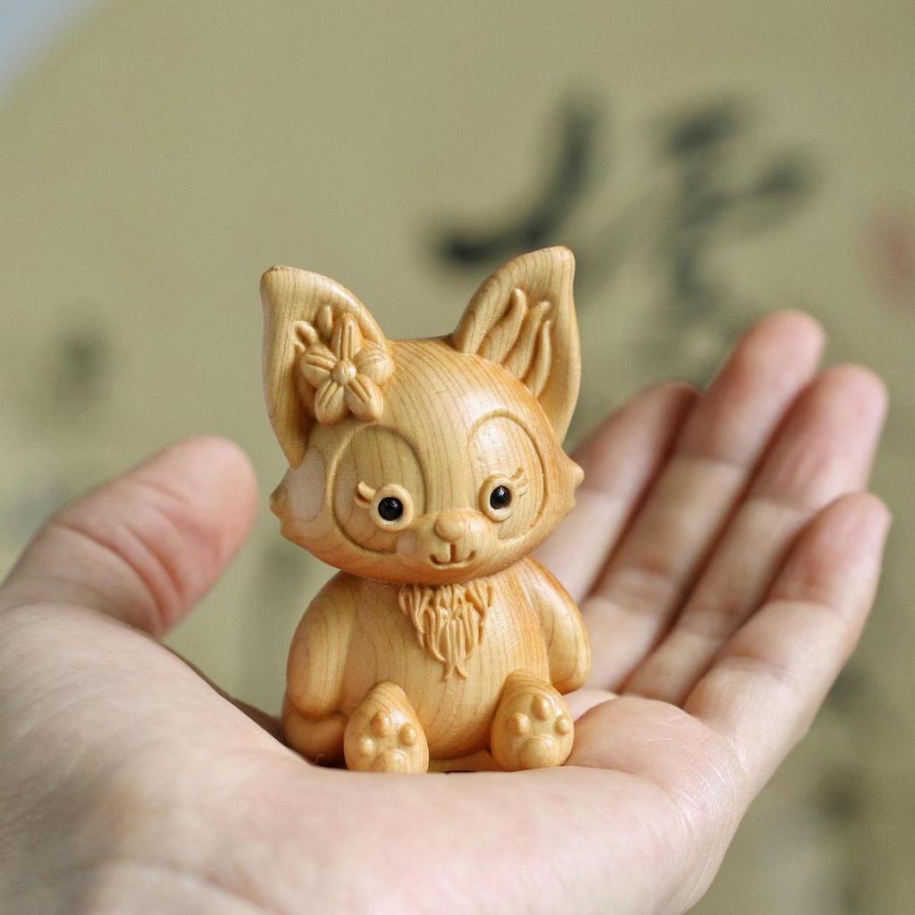 Thuja Wood Zodiac Animals: Rzeźbione wisiorki z motywem Kaczora Donalda i Myszki Miki.