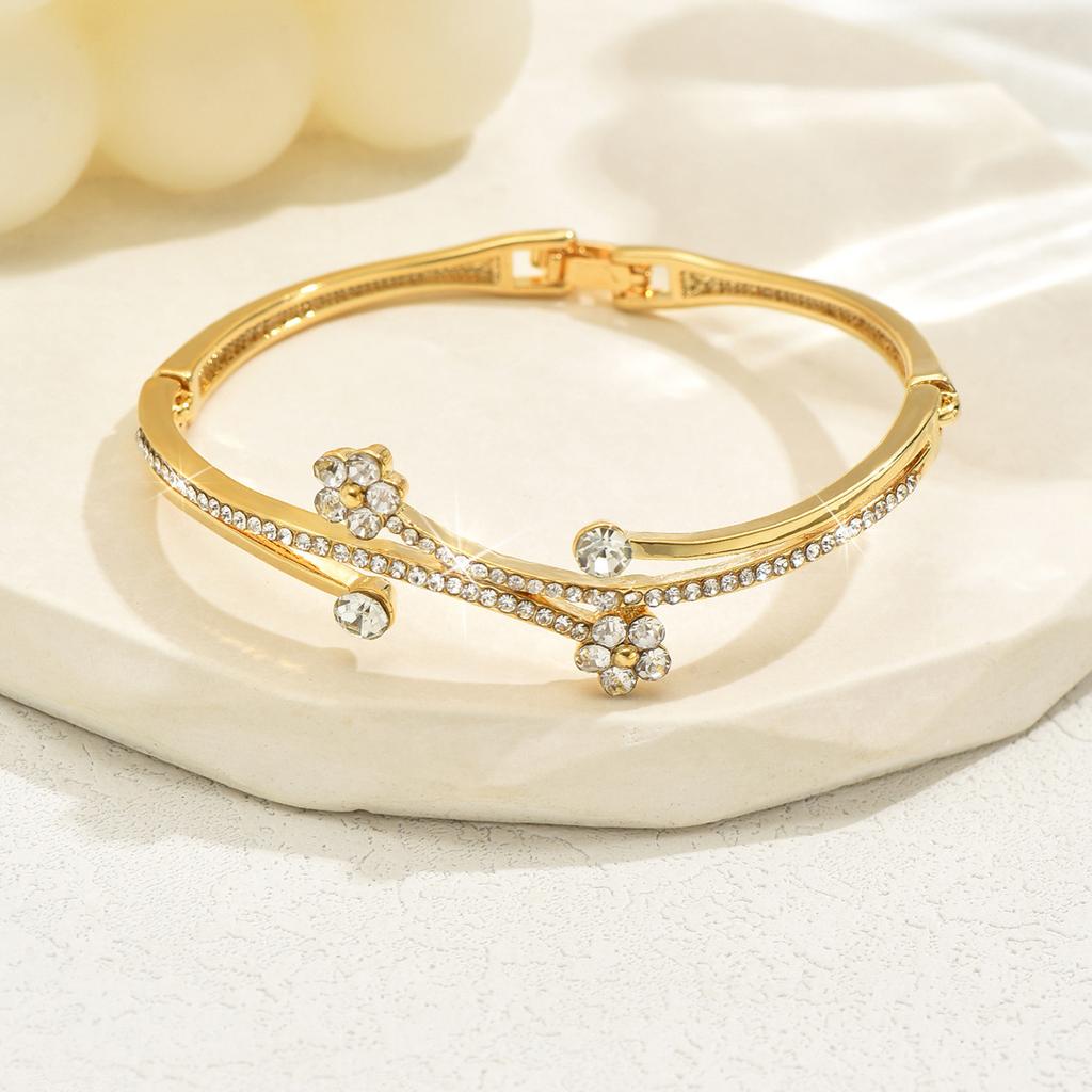 Diamond Bracelet, Fashion Temperament Hollow Love Geometric Bracelet Watch Accessories Simple Flower Bracelet