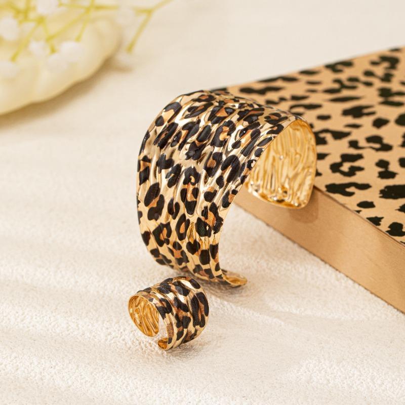 Exaggerated Personality Leopard Print Geometric Irregular Bracelet Ring Set for Women Suitable for Parties and Streets