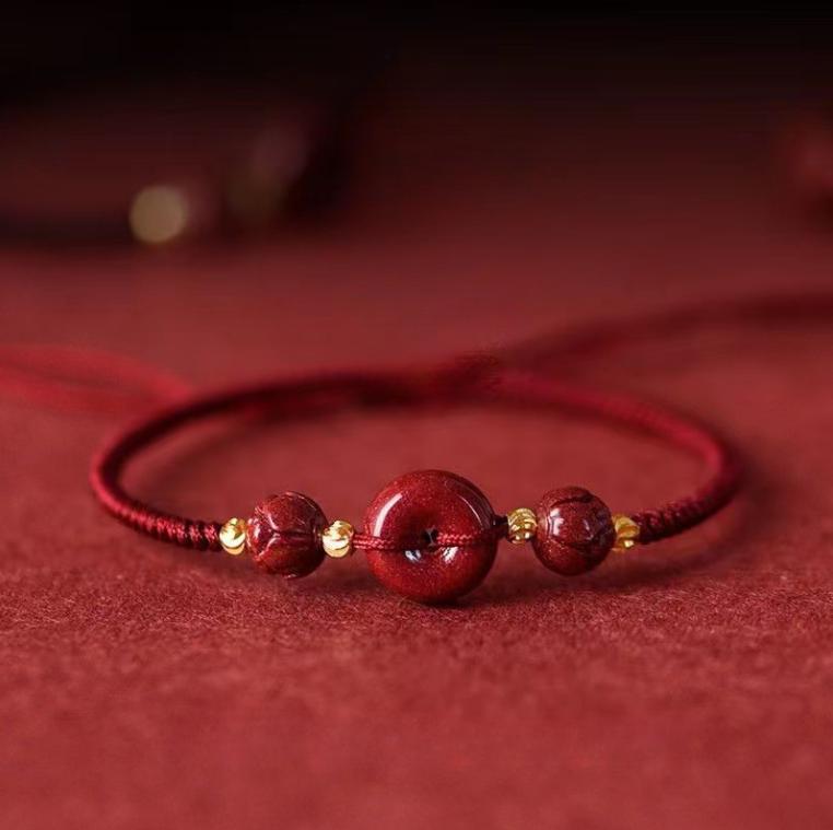 Mihmily Značka - ručně pletený náramek z červené šňůrky, červený uzel pro štěstí