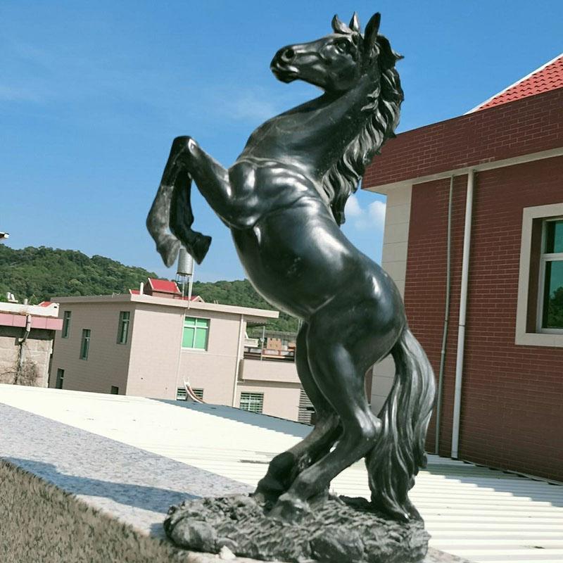 Fengshui Reichtum anziehendes Pferd Harz Ornamente Büro Schreibtisch Skulptur Geschäftsgeschenke Heimzimmer Tisch Accessoires Dekoration Kunst
